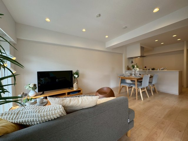 芝園ハイツ弐号棟の居間・リビング|南西角部屋につき、めいっぱいの自然光が注がれるリビングです。ナチュラルなフローリングの温もりを感じる空間にブラックを取り入れたモダンなお部屋は、大人の香り漂うエリアにマッチします。
