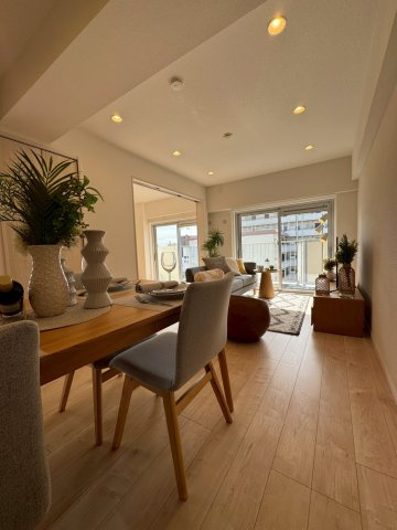 芝園ハイツ弐号棟の居間・リビング|広々と開放感のあるリビングダイニングは、食事や団らんの場としてだけでなく、毎日の疲れを癒してくれる空間となりますね。
