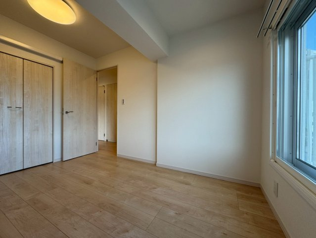 芝園ハイツ弐号棟の洋室|感性を育むプライベートルームはシンプルでスマートな空間。好みの空間で読書をしたり、音楽を聞いたりと一人の時間も充実したものにできます。
