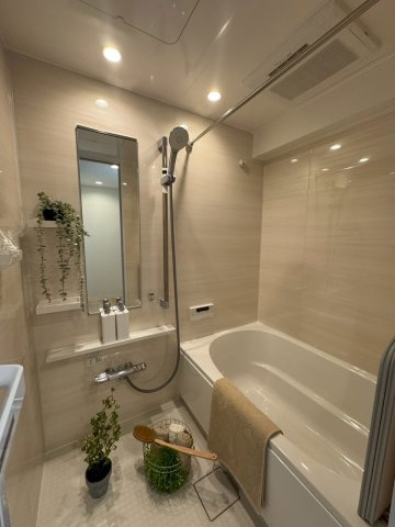 芝園ハイツ弐号棟の浴室|お一人でゆっくり過ごすのも良し。お子様と一緒に楽しみながら入るのも良し、至福のバスタイムで日頃の疲れを癒してください。
