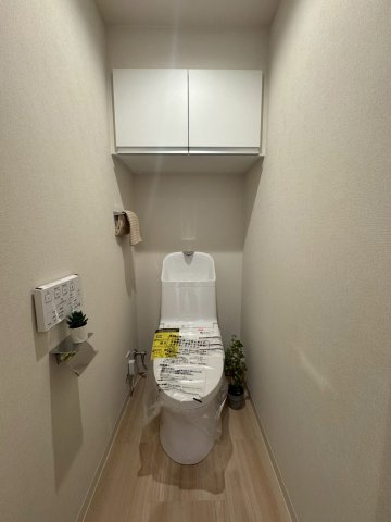 芝園ハイツ弐号棟のトイレ|毎日使いやすい便利な仕様の温水洗浄トイレは、掃除がしやすくいつも清潔な空間に保てます♪
収納もあるので便利です！