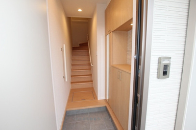 【玄関】 | スリーゼハイツ | きれいな玄関です
スリーゼハイツ　203号室　2017年1月9日