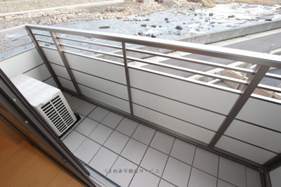 【バルコニー】 | スリーゼハイツ | 外からの目が気にならないバルコニーで洗濯物が干せます
スリーゼハイツ　203号室　2017年1月9日