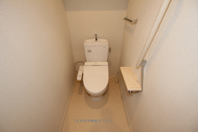 【トイレ】 | スリーゼハイツ | 清潔感のあるトイレです
スリーゼハイツ　203号室　2017年1月9日