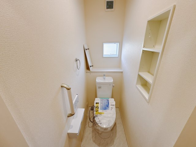 【ブルーミングガーデン】下野市川中子 全2邸のトイレ|〇トイレ〇
ニッチ収納＆タオル掛け付きトイレ♪手すり付きで安心のトイレスペースです！
※2025年12月撮影