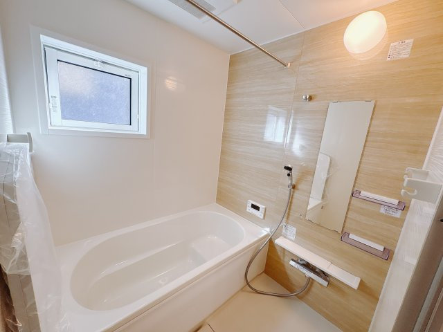 【ブルーミングガーデン】下野市川中子 全2邸の浴室|〇浴室〇
白と木目柄が、清潔で落ち着いた雰囲気を醸す浴室。1日の疲れをゆっくりと癒すことができる。雨の日には浴室内に洗濯物を干すこともできる、機能性も備えています。
※2025年12月撮影