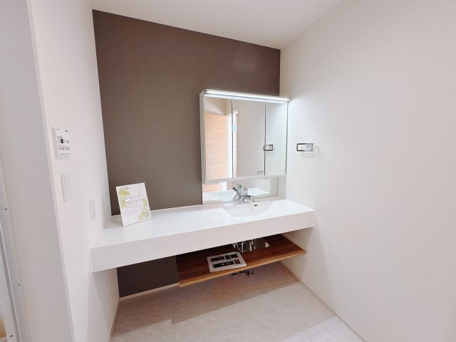 【ブルーミングガーデン】下野市川中子 全2邸の独立洗面台|○洗面化粧台○
綺麗を保ちやすいフルフラットカウンターを採用♪忙しい朝に混雑しがちな洗面台も、家族が並んでお支度もはかどります。
※2025年12月撮影