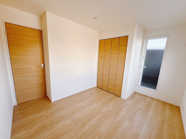 【ブルーミングガーデン】下野市川中子 全2邸の洋室|○2F洋室5.2帖○
プライベートバルコニーに繋がる洋室です。２階各居室に収納完備！しっかり容量があるので、いつでもお部屋がスッキリ片付きます♪
※2025年12月撮影