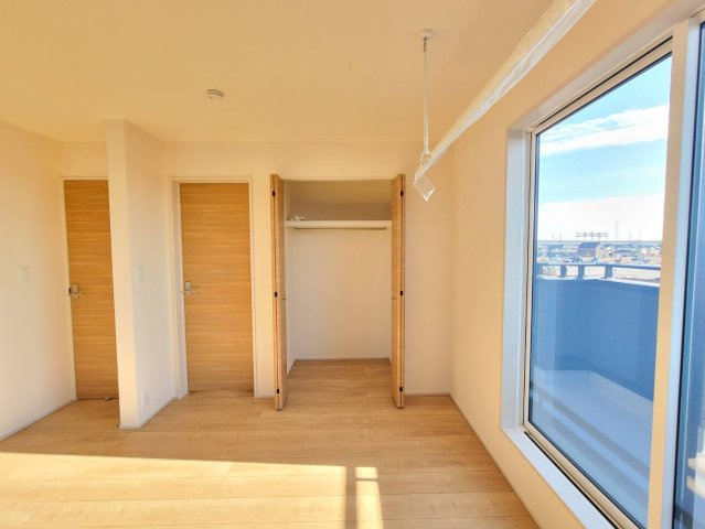 【ブルーミングガーデン】下野市川中子 全2邸の収納|○2F洋室5帖+6帖○
バルコニー側には室内物干しを設置しました。場所を取らずに室内で洗濯物を干せるうれしい仕様です。天候や時間を気にすることなくお洗濯ができます。