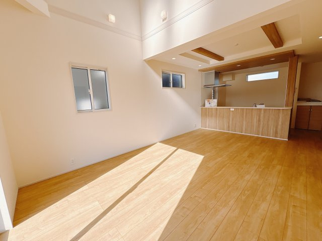 【ブルーミングガーデン】下野市川中子 全2邸の居間・リビング|○2号棟　LDK18帖○
上部吹き抜けのリビングです。広々とした開放感、リビングに自然光が降り注がれます♪
家族間のコミュニケーションも取りやすいリビングです。
※2025年12月撮影