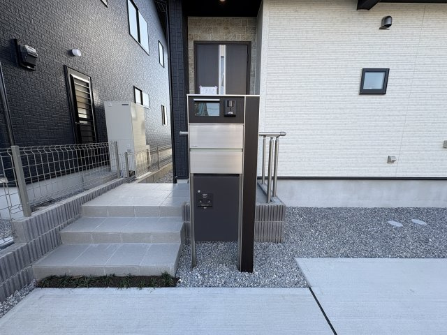 【ブルーミングガーデン】下野市川中子 全2邸のエントランス|○1号棟　玄関ポーチ○
雨の日でも安心な屋根付き、人感センサー照明付き玄関ポーチ。安心の手すりも付き♪TVモニター付きインターホンも標準装備♪お子様のお留守番も安心です。
※2025年12月撮影
