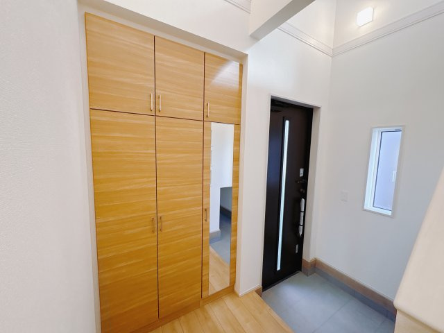 【ブルーミングガーデン】下野市川中子 全2邸の玄関|〇玄関〇
吹き抜けの明るい玄関ホールです♪土間収納、シューズクロークも完備された
おしゃれで実用的な玄関ホール♪
※2025年12月撮影