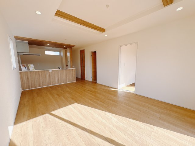 【ブルーミングガーデン】下野市川中子 全2邸の居間・リビング|○LDK18帖○
リビングの横に和室を設けた和モダンな間取り。折上天井が更に開放感をプラスしています。
※2025年12月撮影