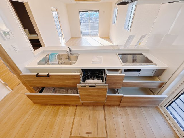 【ブルーミングガーデン】下野市川中子 全2邸のキッチン|〇キッチン〇
対面仕様で、料理をしながら家族と会話ができるだけでなく、明るいリビングとつながる、ゆとりと快適性を兼ね備えたキッチン♪食洗器付きで家事の時短が叶います♪
