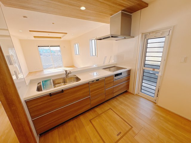 【ブルーミングガーデン】下野市川中子 全2邸のキッチン|〇キッチン〇
キッチンのポップアップ天井、キッチン腰壁にアクセントクロスをあしらい、空間に奥行きと個性を演出しました♪勝手口付でゴミ出しも楽々♪
※2025年12月撮影