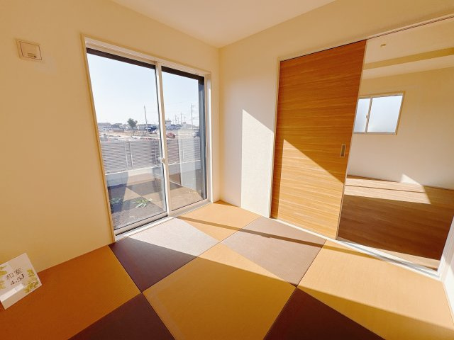 【ブルーミングガーデン】下野市川中子 全2邸の和室|〇1F和室4.5帖〇
和室では足をくずして会話を楽しんだり、お庭眺めたり。ゆったりとしたときが流れます。
リビングと和室の窓にシャッターが標準装備♪