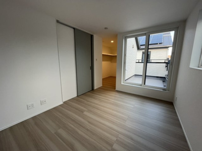 【洋室】 | 山の街　新築戸建 | 洋室約6.1帖　南東向きバルコニーで陽当り・通風良好です。