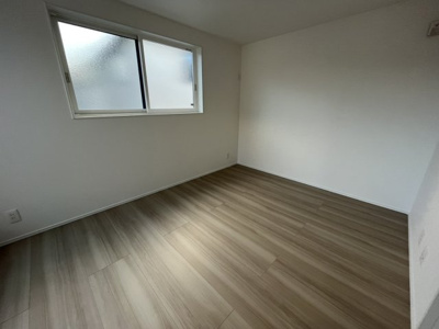 【洋室】 | 山の街　新築戸建 | 腰髙窓なので家具の配置にも困りません。