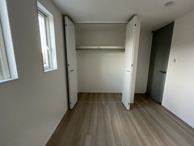 【収納】 | 山の街　新築戸建 | 大きなクローゼットでお部屋が広くお使いいただけます。