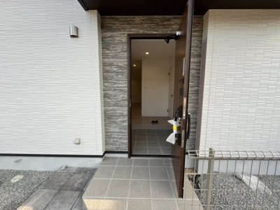 【玄関】 | 山の街　新築戸建 | 高級感のある玄関が皆様をお迎えしてくれます。