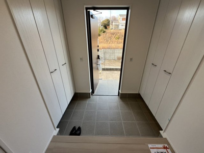 【玄関】 | 山の街　新築戸建 | 収納豊富な玄関です。