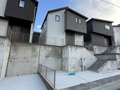 【駐車場】 | 山の街　新築戸建 | 駐車スペースには普通車1台＋軽1台入ります。