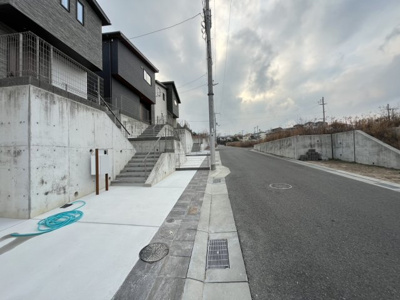 【前面道路含む現地写真】 | 山の街　新築戸建 | 前面道路も広いので駐車も楽々です。