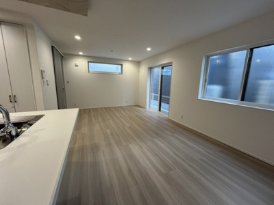 【居間・リビング】 | 山の街　新築戸建 | どんな家具とも相性のよいフローリングです。