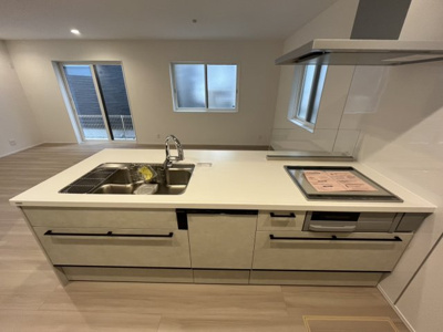 【キッチン】 | 山の街　新築戸建 | 二人並んでの調理も余裕です。