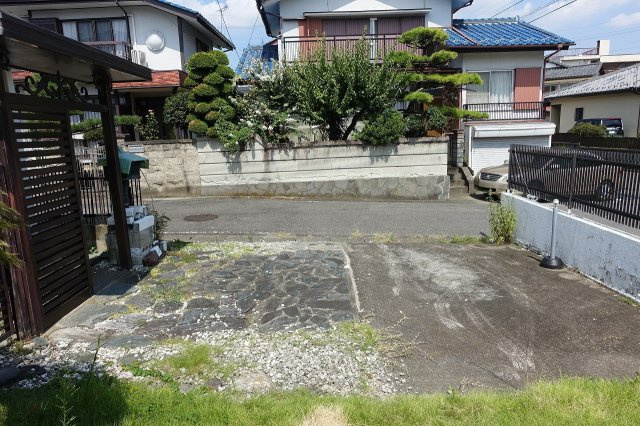 高崎市浜尻町8-5　中古住宅の駐車場