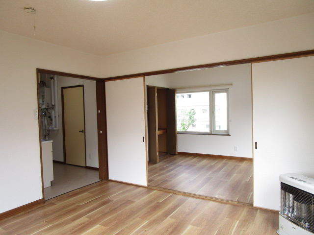 岡本マンションの居間・リビング