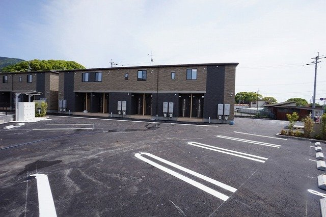 リヴェールコートⅡの駐車場