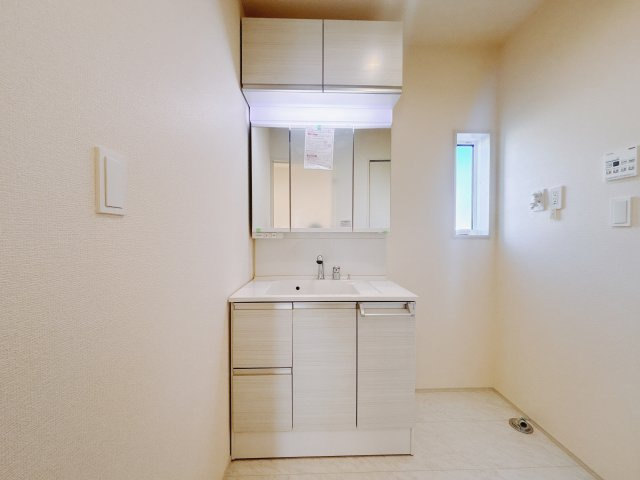 【新築戸建】前橋市総社町植野の独立洗面台|■洗面室（1号棟）｜ゆとりのある洗面脱衣室ではお子様と並んで歯磨きもできるので一緒に成長を楽しめます♪ひろびろとした洗面室で、朝の準備も楽しくなります☆.