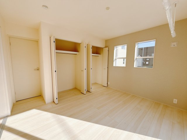 【新築戸建】前橋市総社町植野の寝室|■主寝室（1号棟）｜寝室にはアクセントクロスをあしらい、ホテルのような落ち着いた空間を演出しました。南向きなので陽当りも良く、朝は爽やかな陽射しがお部屋を包みます☆