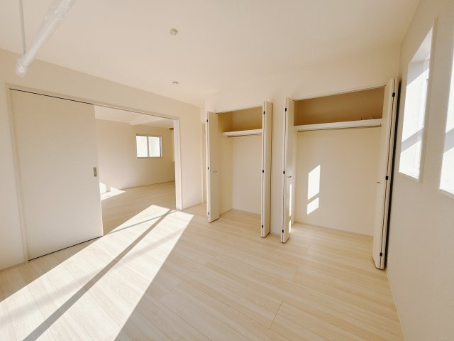 【新築戸建】前橋市総社町植野の寝室|■主寝室（1号棟）｜広い寝室ならインテリアも自由自在にお楽しみいただけます♪お外から帰ってきた後は寝室でゆっくり自分の時間をお過ごしください。