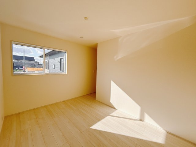 【新築戸建】前橋市総社町植野の洋室|■1階洋室（1号棟）｜1階洋室には大きな窓をご用意しています。日中はあたたかな日差し差し込み自分時間も充実できますね＾＾