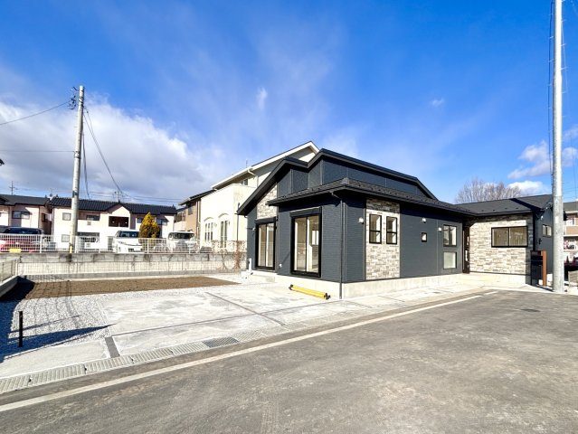 【新築戸建】前橋市総社町植野の外観|■外観（1号棟）｜土日のご見学はもちろん、平日・夜間のご案内も大歓迎です♪「今から見たい」や「仕事終わりに見たい」にもご対応できますのでお気軽にお問い合わせください♪