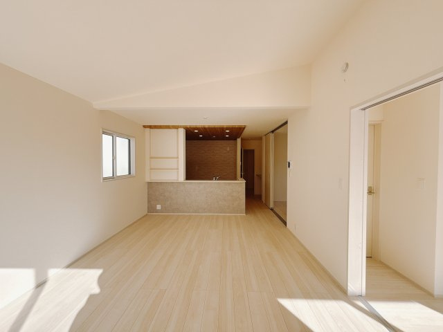 【新築戸建】前橋市総社町植野の居間・リビング|■リビング（1号棟）｜窓から射し込む陽射しが縦横に広がり、あたたかな空間が形づくられています。ここはご家族の笑顔集まる憩いの空間です( ＾＾ )