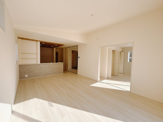 【新築戸建】前橋市総社町植野の居間・リビング|■リビング（1号棟）｜陽当たり良好のリビングダイニング♪賃貸では叶わなかった、お友達とのホームパーティや大音量で映画やテレビを楽しむことができます(*^^*)