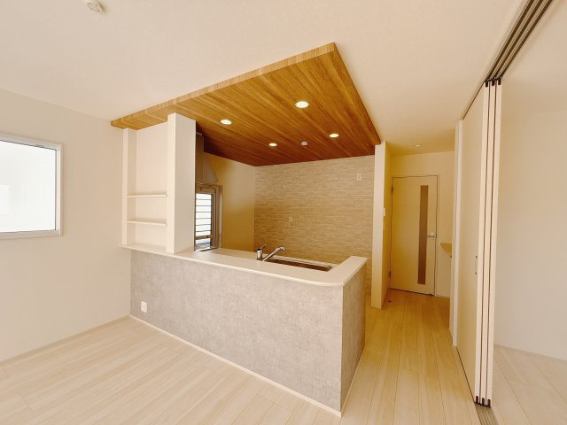 【新築戸建】前橋市総社町植野のダイニング|■ダイニング（1号棟）｜お家にいるけどおしゃれなカフェに来ているような感覚になってしまうカフェカウンター☆ご家族ひとりひとりがお気に入りの過ごし方を楽しめる空間です♪