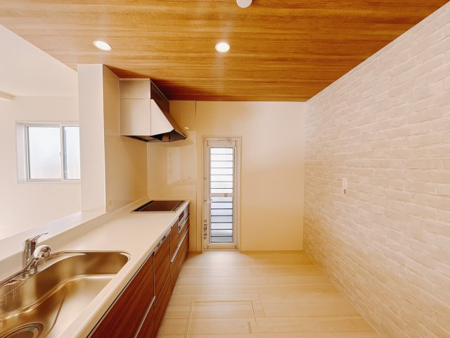 【新築戸建】前橋市総社町植野のキッチン|■キッチン（1号棟）｜ワークトップの幅が広く、お子様といっしょにお料理をつくったり、ちょっとしたパーティーも楽しめます。フラットなのでお掃除がしやすいのもポイントです♪