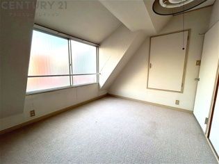 創造性や成長を促す遊びの空間を提供。学習や趣味に集中できる環境を整えます。個別のプライベートスペースは自己表現と自立心を育み、心地よい睡眠環境を整えリラックスできる場所を提供。