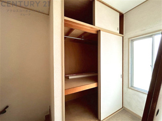 押入れは季節の衣類、寝具などを収納できます。伝統的な美しさと実用性が融合し、収納物を保護する調湿・換気効果があります。使い方によっては書類や小物なども効果的に整理でき空間を有効活用できます。