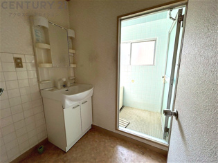 衣服の収納や脱ぎ着や整理整頓がしやすく、湿った衣類を乾燥させるスペースがありカビや臭いの発生を防ぎます。床の汚れを他の部屋に持ち込まず清潔を保つことができます。また快適な入浴環境の整備にも役立ちます。