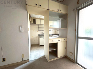 リビングダイニングは家族や友人とのコミュニケーションを楽しむ場所でくつろぎながら食事や会話を楽しめ、多目的に利用できリラックスできる空間です。家庭内の中心として機能し、快適な生活をサポートします。