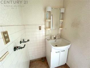 化粧品や洗顔料、歯ブラシなどの必需品をまとめて置ける収納スペースがあり、使用するたびに取り出す手間が省けます。また、水回りのため、濡れても大丈夫な素材が使用されており、お手入れが簡単です。