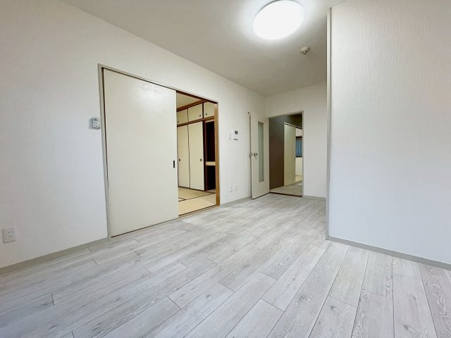 メゾンマリーゴールドの居間・リビング|こちらの居間で趣味の時間をお楽しみください