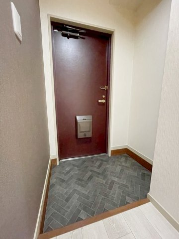 メゾンマリーゴールドの玄関|明るい玄関です