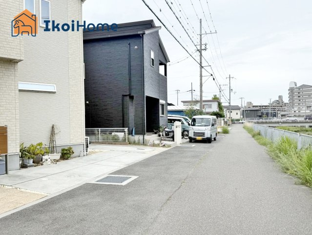 明石市魚住町住吉4丁目　中古戸建の前面道路含む現地写真|●年中無休：当日予約可●前面道路は南西側幅員約4ｍ幅です。交通量は少なく安心です！
