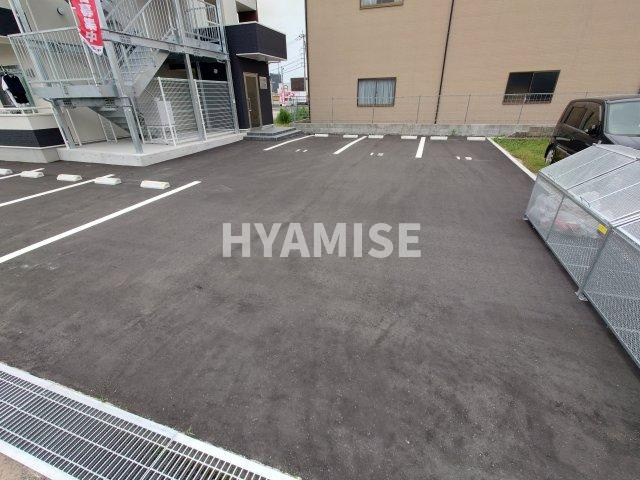 トレス宗方の駐車場